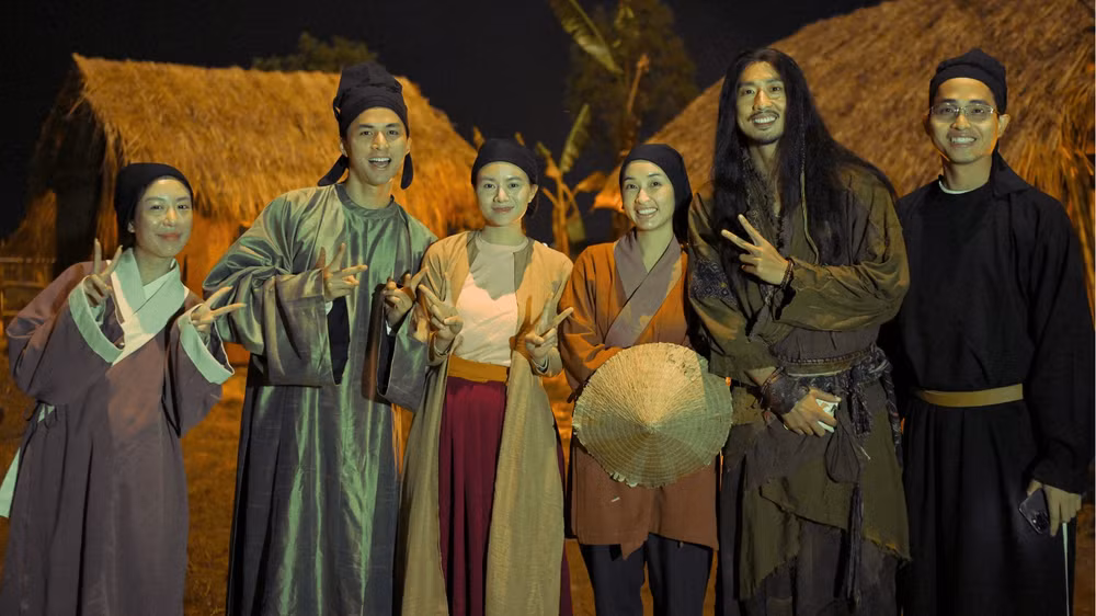 Tuấn Trần và các diễn viên quần chúng trong phim. (Ảnh: BHD)