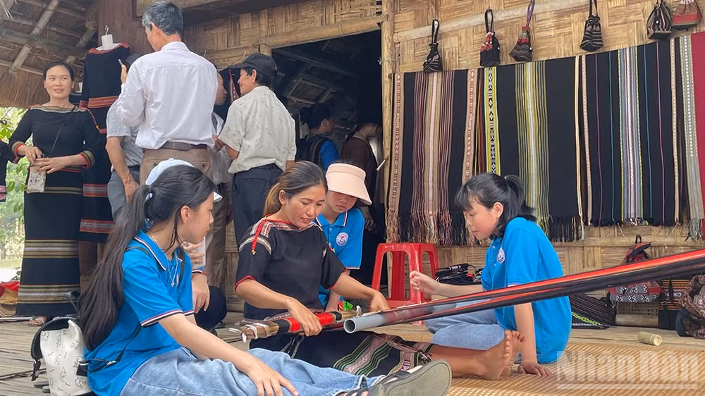 Tìm hiểu nghề dệt của đồng bào Tây Nguyên tại Làng.
