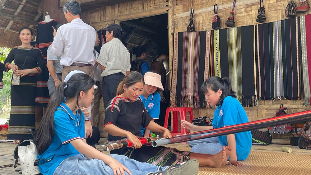 Tìm hiểu nghề dệt của đồng bào Tây Nguyên.