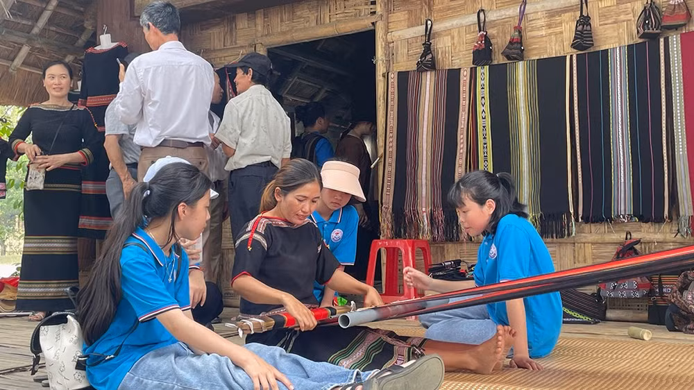 Tìm hiểu nghề dệt của đồng bào Tây Nguyên.