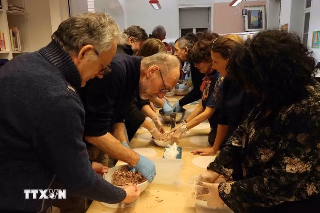 Các học viên tập làm nem. (Ảnh: TTXVN)