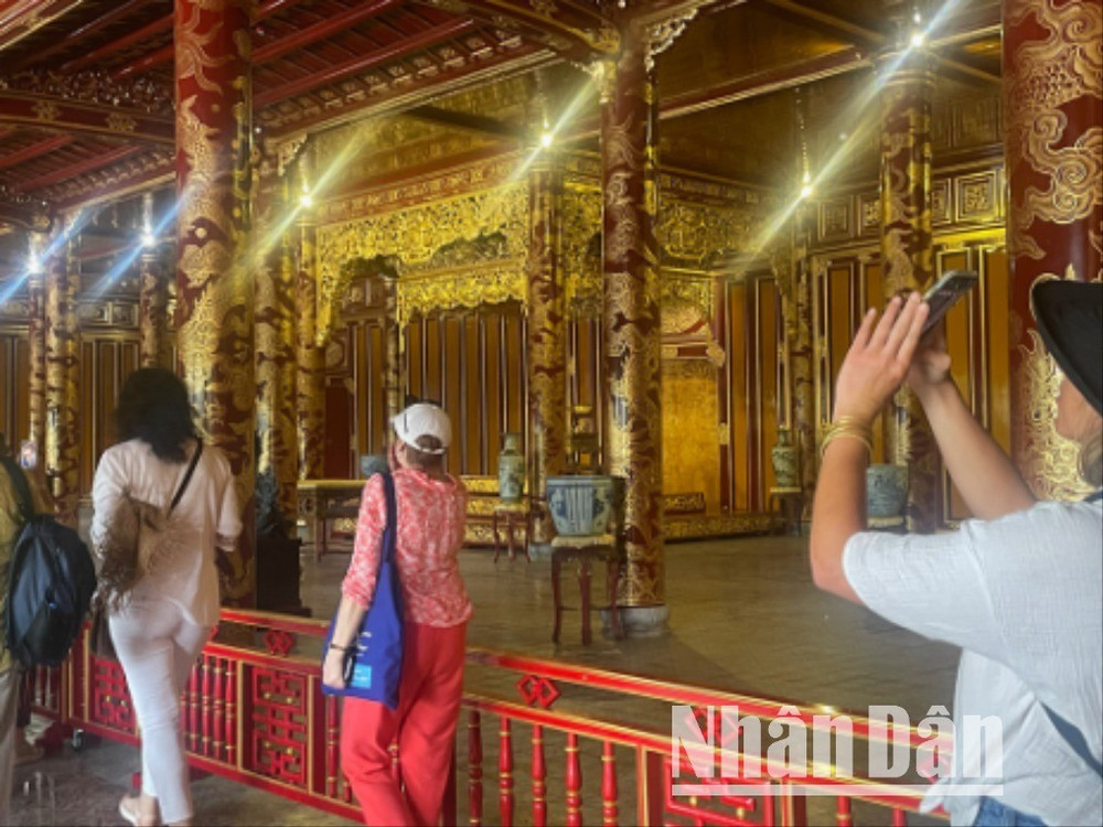 Khách tham quan chiêm ngưỡng Bảo vật quốc gia Ngai vàng triều Nguyễn tại Điện Thái Hòa.
