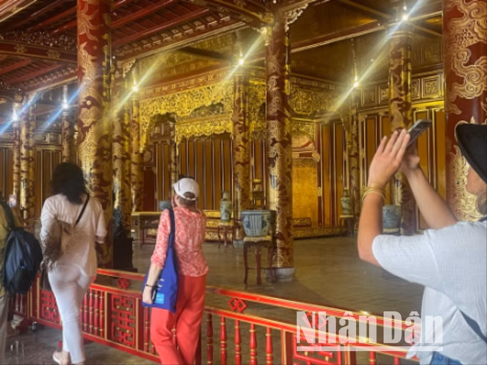 Khách tham quan chiêm ngưỡng Bảo vật quốc gia Ngai vàng triều Nguyễn tại Điện Thái Hòa.