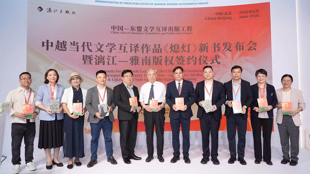 Đại diện Tập đoàn Xuất bản và Truyền thông Quảng Tây, Nhã Nam, Nhà xuất bản Lijiang và các đại biểu chúc mừng thành quả bước đầu của dự án dịch thuật văn học Việt Nam sang tiếng Trung. (Ảnh: Nhã Nam cung cấp)