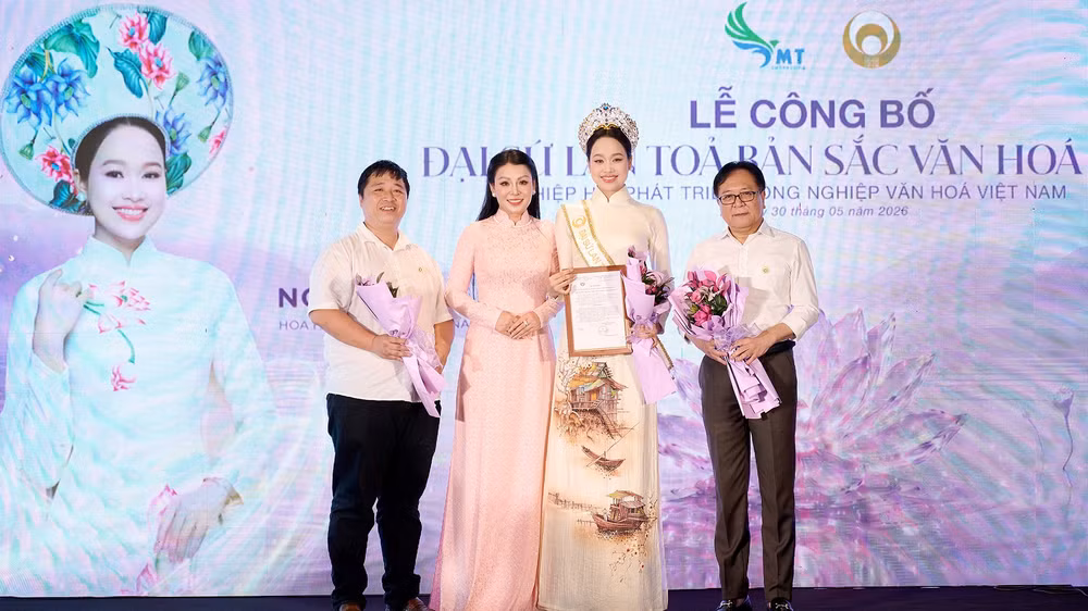 Nghệ sĩ Nhân dân Vương Duy Biên (ngoài cùng bên phải) trao công bố danh hiệu Đại sứ lan tỏa bản sắc văn hóa Việt cho Hoa hậu Nguyễn Thị Mỹ Linh. (Ảnh: Ban tổ chức)