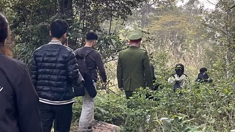 Công an xã Tây Yên Tử phối hợp Tổ bảo vệ Công ty Dịch vụ Tây Yên Tử triển khai lực lượng, phương tiện đến hiện trường tổ chức tìm kiếm 4 du khách bị lạc trong rừng. (Ảnh: baobacninhtv.vn)