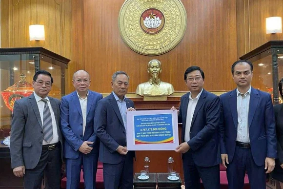 Ông Nguyễn Văn Hiền, Chủ tịch Danh dự của Liên hiệp Hội người Việt Nam tại Đức, đã đại diện cộng đồng người Việt tại Đức trao toàn bộ số tiền quyên góp tới Ủy ban Trung ương Mặt trận Tổ quốc Việt Nam.