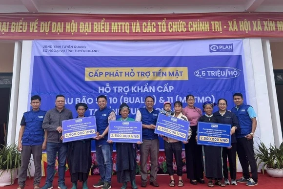Ngày 16/10, những hộ gia đình đầu tiên tại xã Xín Mần (tỉnh Tuyên Quang) đã được Plan International Việt Nam hỗ trợ tiền mặt đa mục đích. (Ảnh: Quang Kiên)