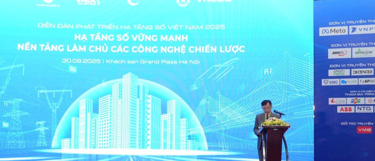លោក Vu Hoang Lien ប្រធានសមាគមអ៊ីនធឺណិតវៀតណាមបានថ្លែងសុន្ទរកថាបើកនៅវេទិកាអភិវឌ្ឍន៍ហេដ្ឋារចនាសម្ព័ន្ធឌីជីថលវៀតណាមឆ្នាំ 2025។ dsc06100.jpg
