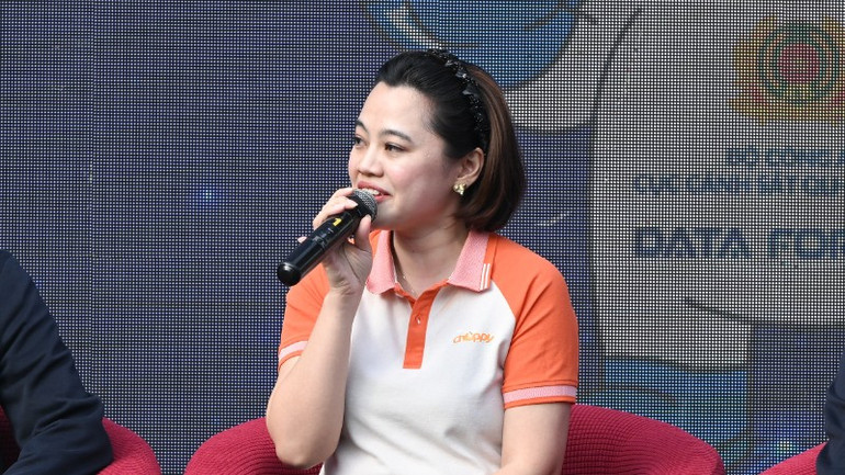 អ្នកស្រី ផាម ធូង៉ាន តំណាងក្រុមដែលបានឈ្នះរង្វាន់លេខមួយក្នុងការប្រកួតប្រជែងទិន្នន័យសម្រាប់ជីវិត។ dtv-5955-1966.jpg