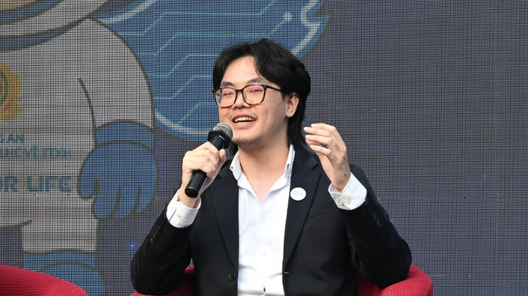 លោក Isaac Tan Tang Yue តំណាងឲ្យក្រុមដែលបានឈ្នះរង្វាន់លេខពីរក្នុងការប្រកួតប្រជែង Data For Life។ dtv-6009-1-2278.jpg