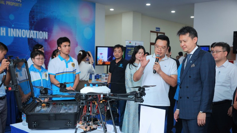 Ông Daren Tang, Tổng Giám đốc Tổ chức Sở hữu trí tuệ thế giới (WIPO) tham quan các mô hình công nghệ của sinh viên Học viện Bưu chính viễn thông. z7052809077620-0e928b95a57cd7a2a0742038124b3f55-1579.jpg