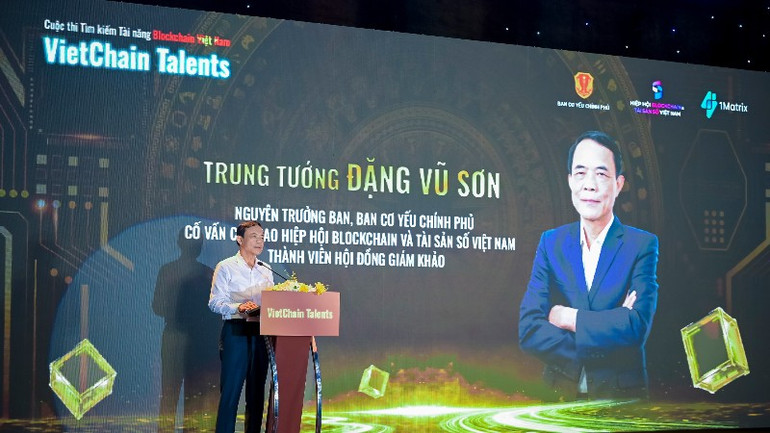 Lieutenant General Dang Vu Son, Former Head of the Government Cipher Committee, Senior Advisor to VBA, Judge of VietChain Talents Competition. trung-tuong-dang-vu-son-5-1811.jpg