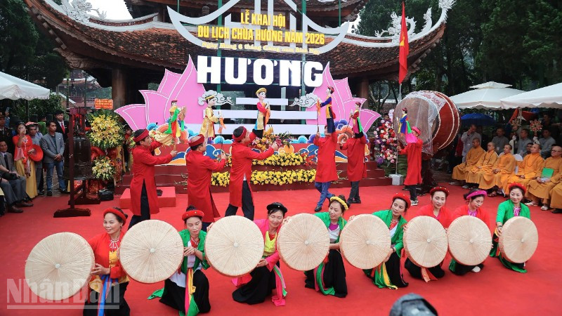 Nhân dân được thưởng thức những tiết mục văn nghệ truyền thống trong lễ khai hội chùa Hương.