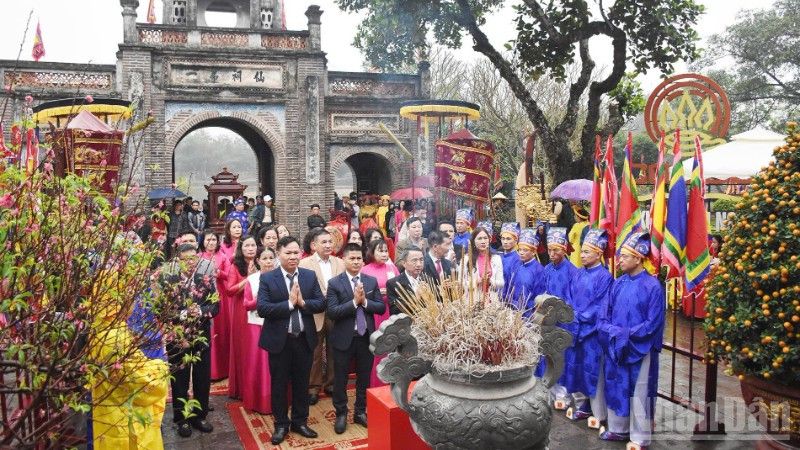 Các đại biểu thực hiện nghi thức dâng hương tại di tích Cổ Loa.