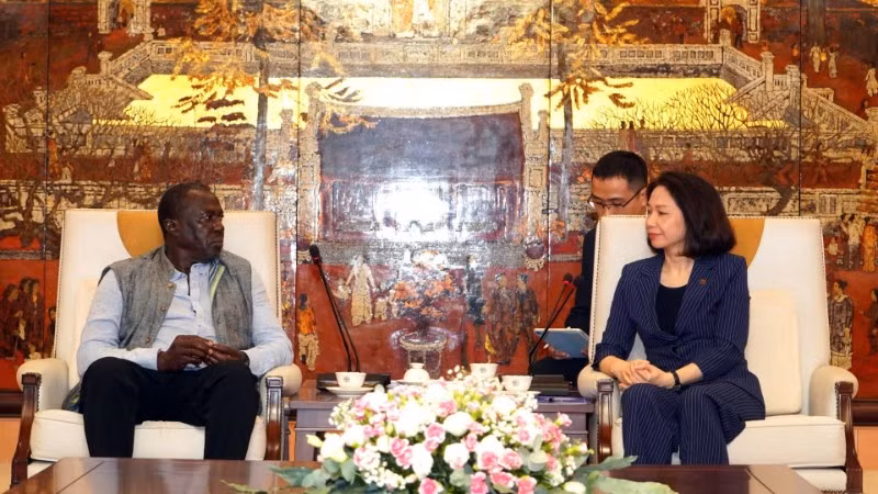 Phó Chủ tịch Ủy ban nhân dân thành phố Vũ Thu Hà làm việc cùng ông George O. Abungu.