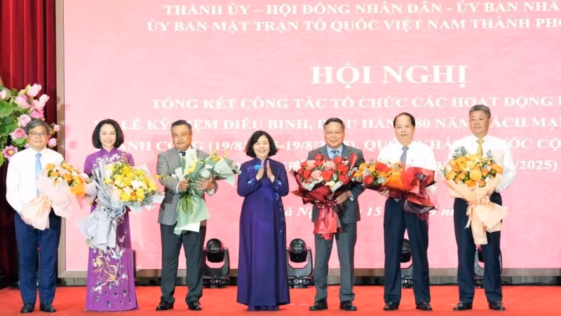 Bí thư Thành ủy Hà Nội Bùi Thị Minh Hoài tặng hoa chúc mừng các thành viên trong Ban tổ chức Lễ kỷ niệm của thành phố và các tiểu ban.