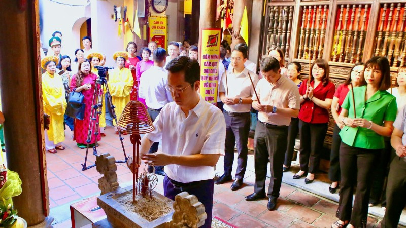 Các đại biểu dâng hương tưởng nhớ công lao của Hoàng Thái hậu Ỷ Lan.