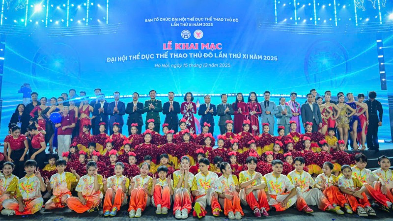 Lãnh đạo thành phố Hà Nội chung vui với các vận động viên, các nghệ sĩ tham gia Lễ khai mạc. (Ảnh: BẢO LONG)