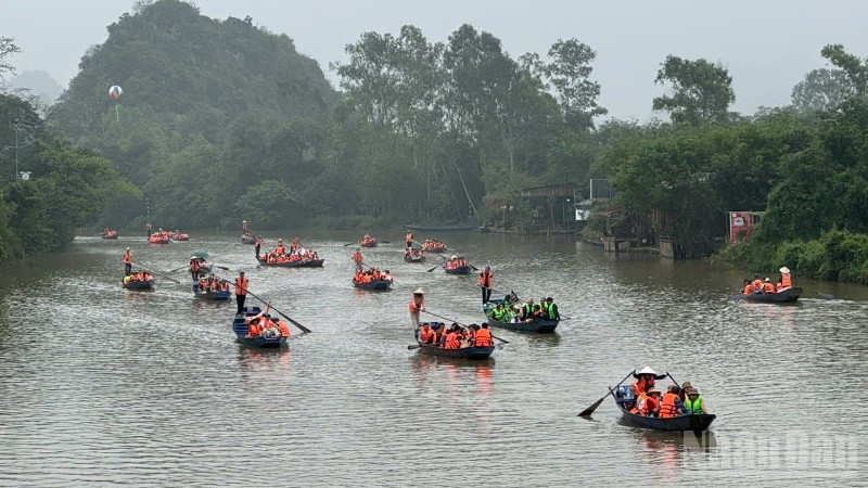 Nhờ sự vào cuộc kiên quyết của lực lượng chức năng, hầu hết khách du xuân chùa Hương đã mặc áo phao khi di chuyển trên suối Yến.