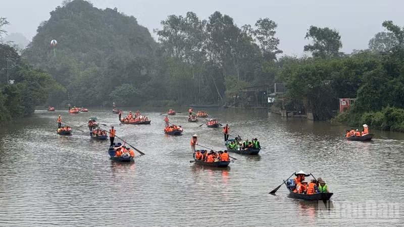 Nhờ sự vào cuộc kiên quyết của lực lượng chức năng, hầu hết khách du xuân chùa Hương đã mặc áo phao khi di chuyển trên suối Yến.