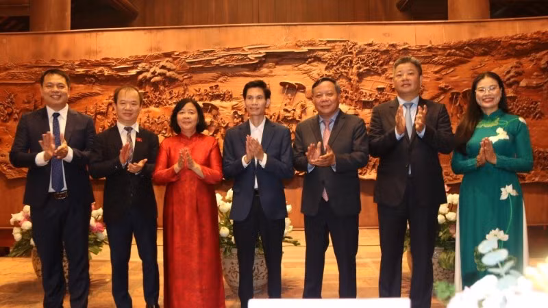 Các đại biểu bên bức tranh Vinh quy bái tổ đạt nhiều kỷ lục Việt Nam.