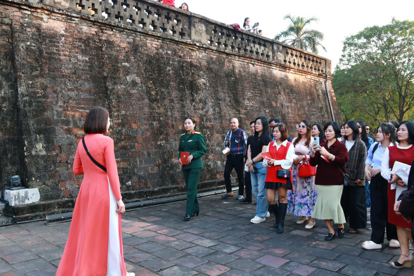 Khách du lịch háo hức khám phá những bí ẩn lịch sử qua tour "Ký ức Cột cờ".