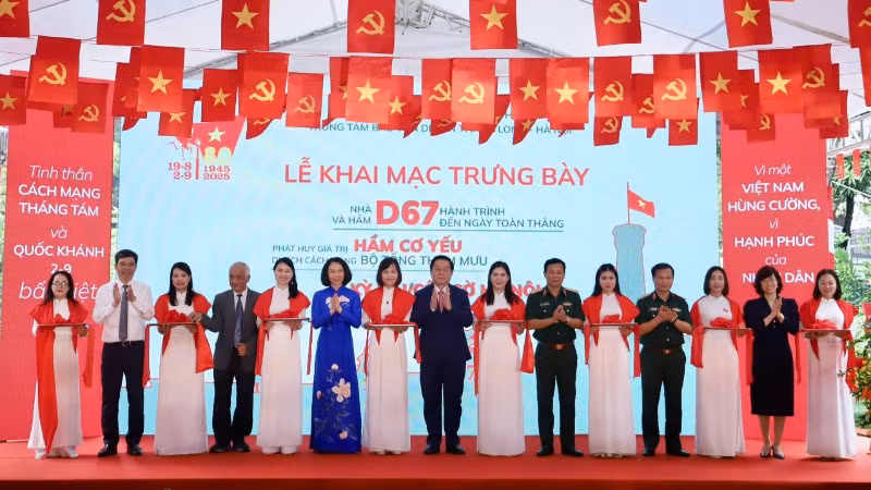 Các đại biểu cắt băng khai mạc chuỗi hoạt động trưng bày, triển lãm tại Hoàng thành Thăng Long.