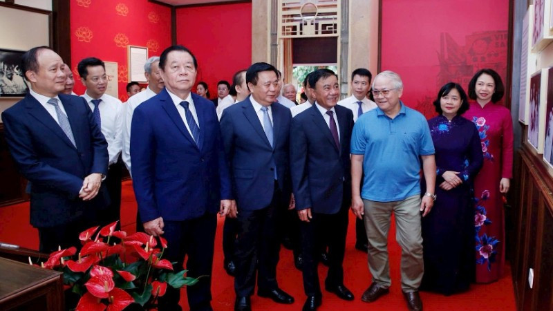 Các đại biểu tham quan di tích Nhà số 48 Hàng Ngang.