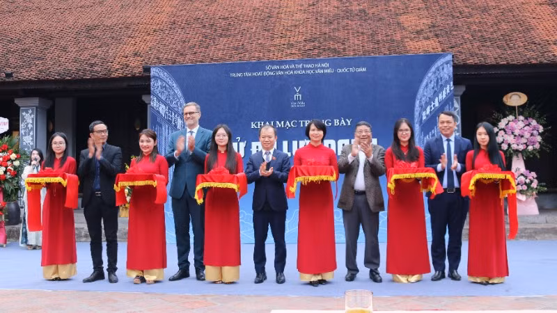 Các đại biểu cắt băng khai mạc không gian trưng bày.