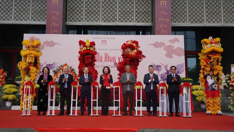 Các đại biểu cắt băng khai mạc chương trình.