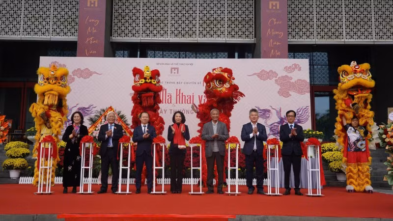 Các đại biểu cắt băng khai mạc chương trình.