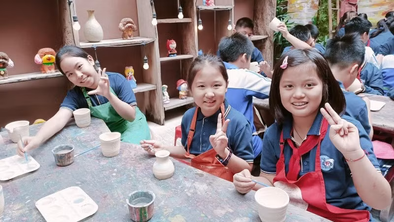 Các em học sinh trải nghiệm làm gốm ở Bát Tràng (xã Bát Tràng, Hà Nội).