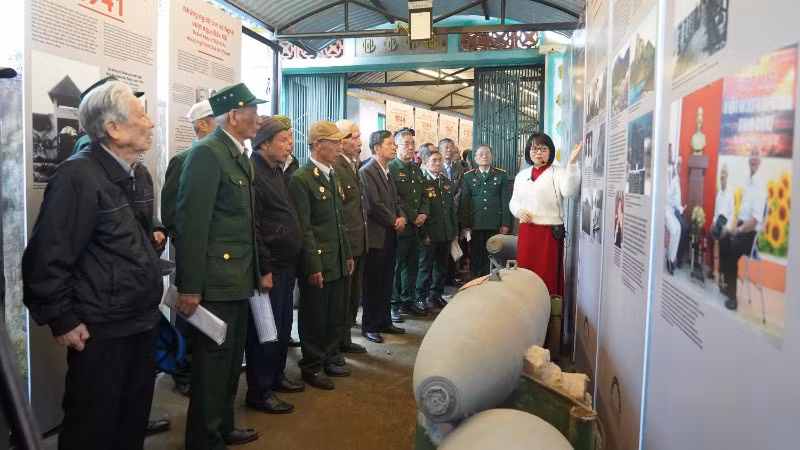 Những cựu chiến binh đầu bạc ôn lại quá khứ hào hùng qua các hình ảnh, tư liệu tại trưng bày.