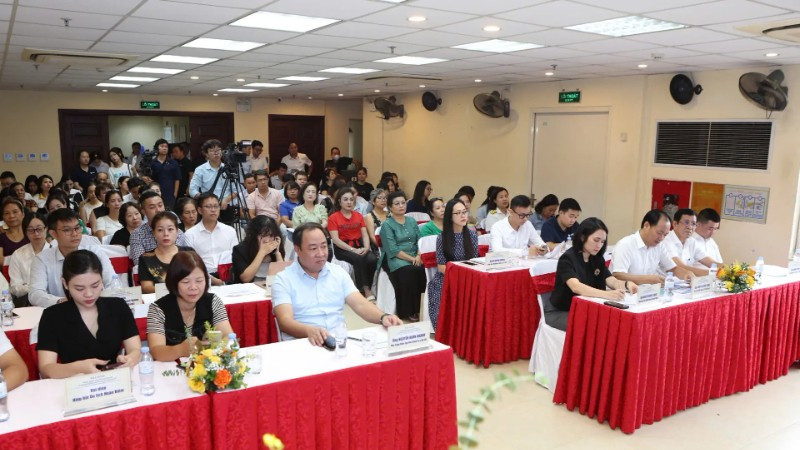 Các hộ gia đình, các doanh nghiệp nhỏ trên địa bàn Hoàn Kiếm lắng nghe những giải đáp, hướng dẫn từ cơ quan chức năng trong thực hiện chuyển đổi số.