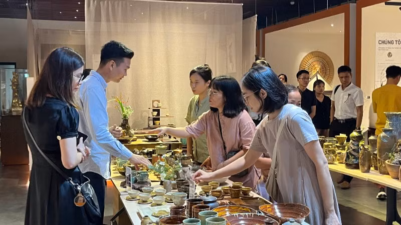 Khách tham quan tìm hiểu nét đẹp gốm Việt Nam và Nhật Bản.