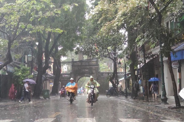 Hà Nội nỗ lực bảo đảm an toàn cho khách du lịch khi bão số 3 đang gây mưa to, gió lớn.