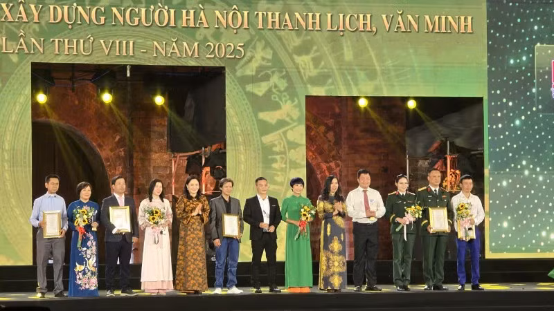 Ban Tổ chức trao giải thưởng cho các tác giả đoạt Giải B.