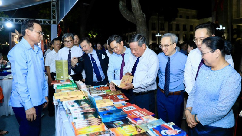 Các đại biểu tham quan gian hàng giới thiệu các ấn phẩm trong Hội sách.