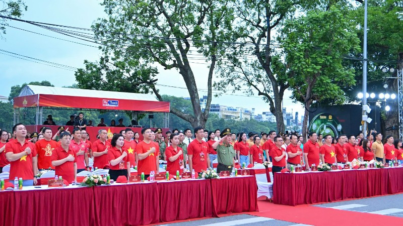 Các đại biểu trang nghiêm trong Lễ chào cờ. (Ảnh: THỦY NGUYÊN)