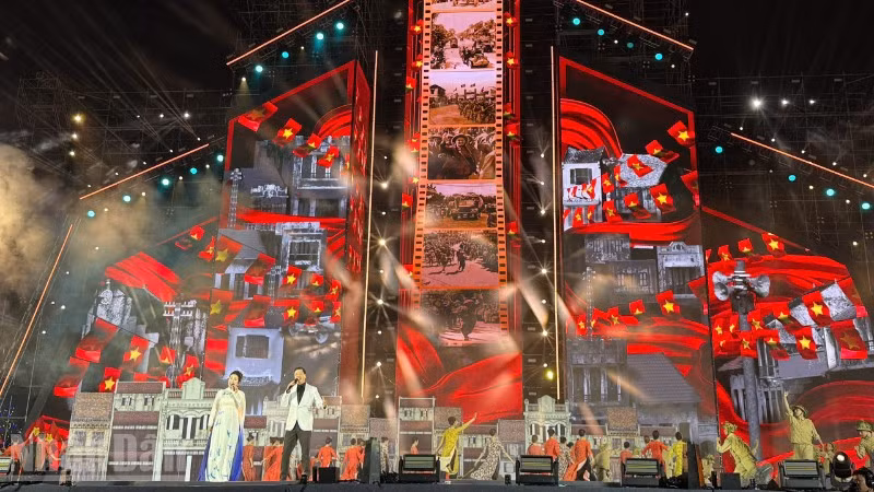 Một Hà Nội hào hoa, anh dũng, đầy khí thế Cách mạng được tái hiện trên sân khấu.