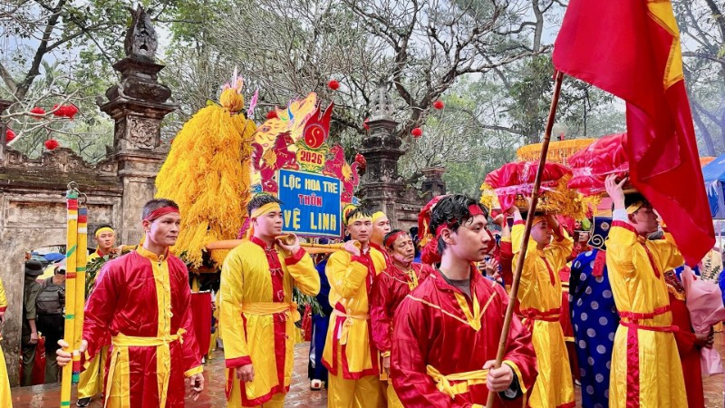 Nhân dân địa phương thực hiện dâng lễ phẩm tại đền Sóc.