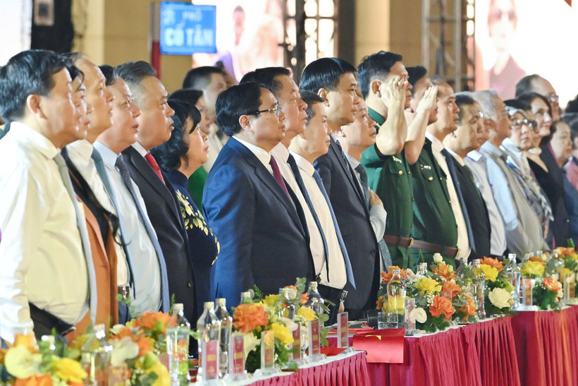 Thủ tướng Phạm Minh Chính và các đại biểu dự chương trình đã cùng hát vang bài Tiến Quân ca. (Ảnh: Thủy Nguyên)