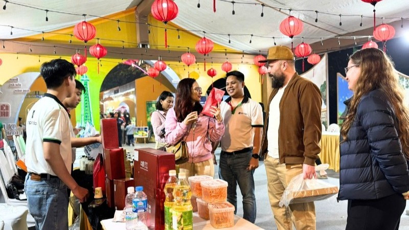 Khách tham quan khám phá, mua sản phẩm tại Liên hoan.