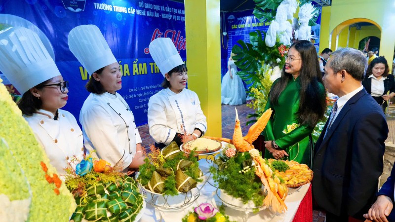 Các đại biểu tham quan những gian hàng trưng bày, giới thiệu đặc sản tại Lễ hội Văn hóa Ẩm thực Hà Nội.