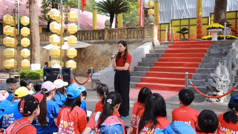 Khách du lịch đến với di sản Hoàng thành Thăng Long.