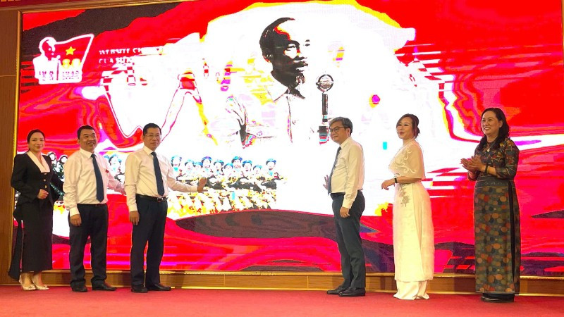 Các đại biểu nhấn nút ra mắt nền tảng số “A80 - Tự hào Việt Nam”.