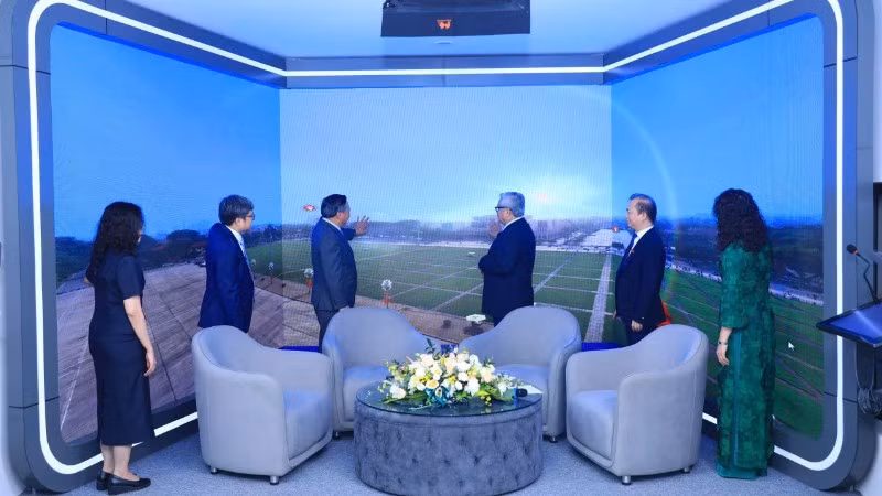 Các đại biểu nhấn nút khai trương sản phẩm.