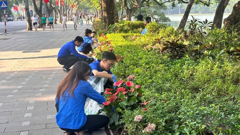 Phong trào "Ngày chủ nhật xanh" của tuổi trẻ Hoàn Kiếm góp phần làm cho Thủ đô sạch, đẹp hơn.