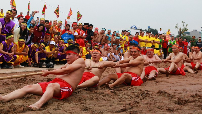 Màn trình diễn kéo co của "chủ nhà" phường Long Biên luôn hấp dẫn và nhận được sự cổ vũ nồng nhiệt từ khán giả.